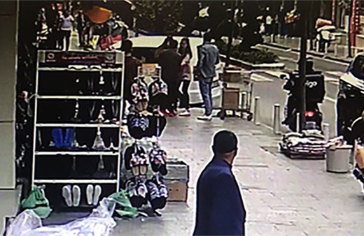 Kendisini döven kocasını sokak ortasında göğünden bıçakladı! Dehşet anları kamerada!