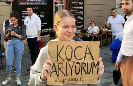 İstanbul sokaklarında pankartla kendine koca arıyor! Belaruslu 19 yaşındaki kız herkesi şaşırttı