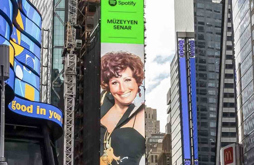 Müzeyyen Senar Times Meydanı'nda