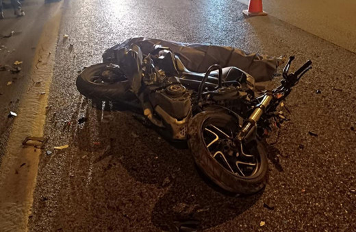 Otoyolda duran kamyona motosiklet çarptı: 1 ölü!