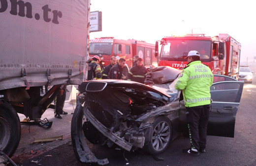 Otoyolda otomobil TIR'la çarpıştı: 1 kişi öldü, 2 kişi yaralandı