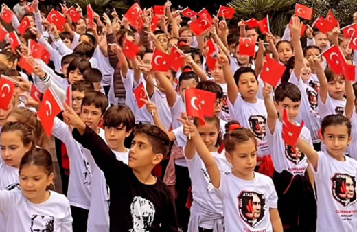 Şehit Öğretmen Hasan Akan İlkokulu öğrencileri Ataşehir'i inletti! Tüyleri diken diken eden gösteri...