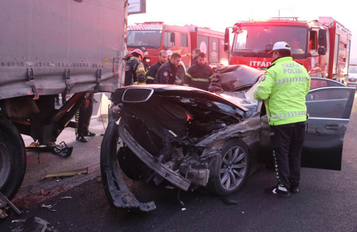 TEM'de tıra çarpan otomobil kağıt gibi ezildi: 1 ölü