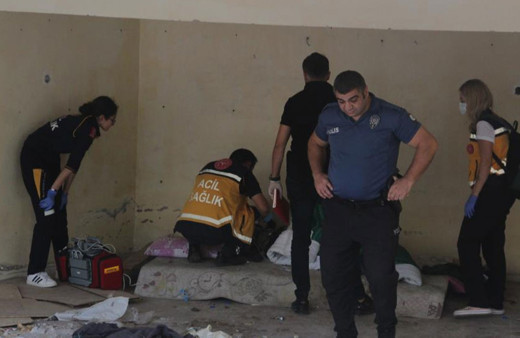 Antalya'da sokakta yaşayan vatandaş terkedilmiş binada ölü bulundu