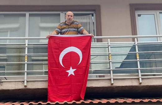 Bu kez bayrağı Cumhuriyetin 100. yıl için astı!