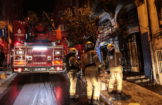 İstanbul'da tarihi handa çıkan yangın söndürüldü!