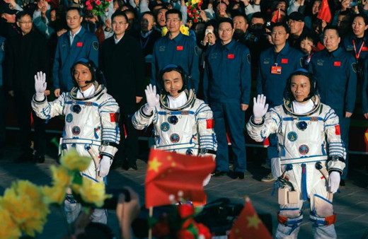 Çin’in en genç taykonot ekibi uzaya gönderildi!