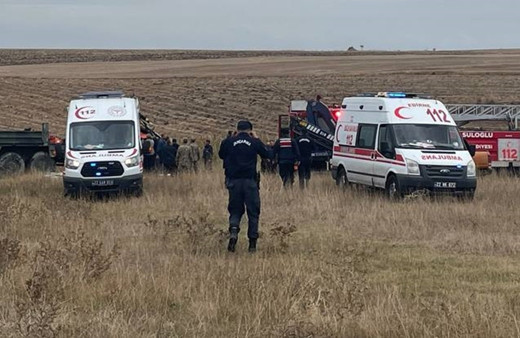 Edirne'de askeri araç yoldan çıkarak devrildi!