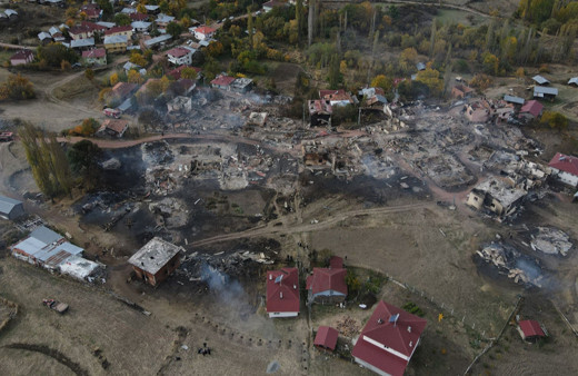 Kastamonu'daki köy yangını söndürüldü! 47 ev yangından etkilendi