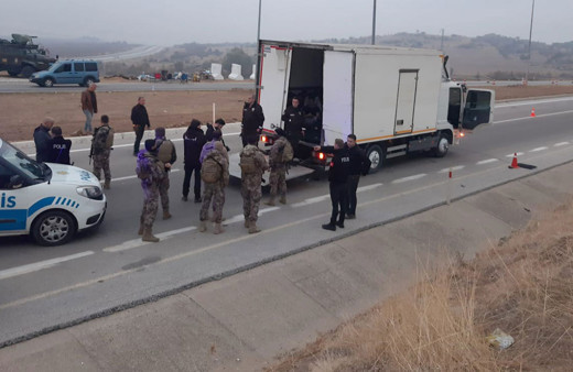 Kamyonet kasasında 51 düzensiz göçmen!