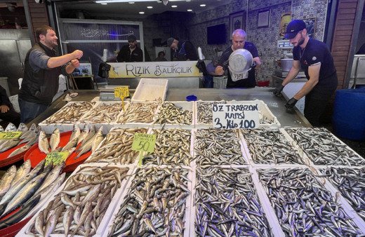 Trabzon'da hamsinin 3 kilogramı 100 liradan satılıyor!