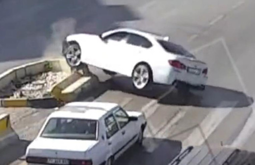Aşırı hız ve dikkatsizliğin yol açtığı kaza anları kamerada