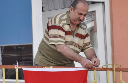 Bayrak asan dayı yeniden balkonda! 100. yıl için haydi asın bayrakları...