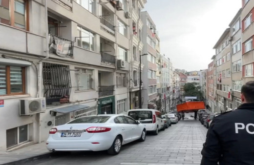 Beşiktaş'ta sinir krizi geçiren kişi 3 araca zarar verdi