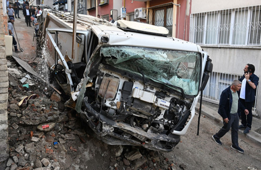 Çöp kamyonu önce 2 araca sonra duvara çarptı!