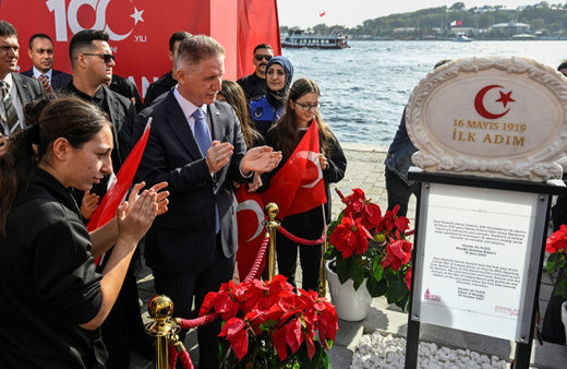İstanbul'da Beyoğlu Karaköy Rıhtımı'na "İlk Adım Anıtı" yerleştirildi