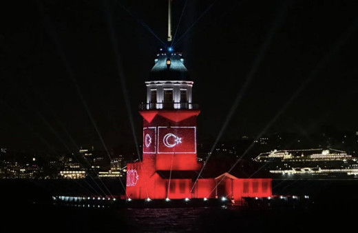 Kız Kulesi Türk bayrağı ile ışıklandırıldı