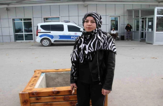 Sokak köpekleri işe giden genç mühendisi bacağından ısırdı