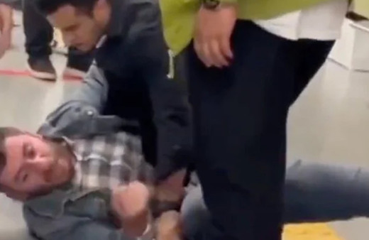 İstanbul'da metrodaki Türk bayraklarını söktü tutuklandı