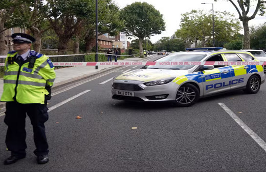 Genç kız, silahla okulu basıp öğrenciyi başından vurdu