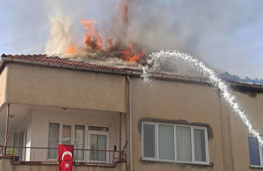Afyonkarahisar'da çatıda çıkan yangın söndürüldü!