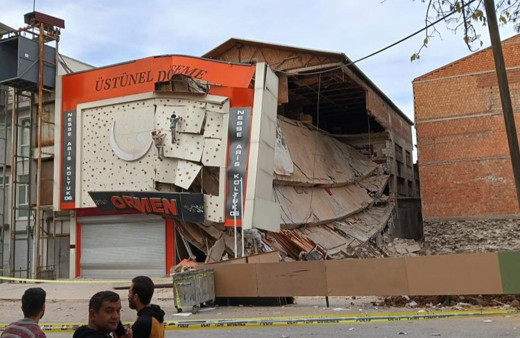 İnşaattaki hafriyat çalışması apartmanda göçüğe sebep oldu