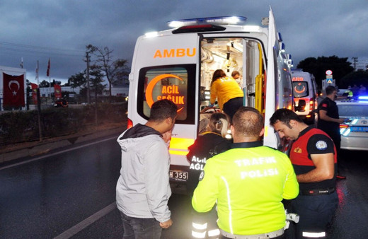 Muğla'da yoğun yağış sebebiyle midibüs karşı şeride geçti