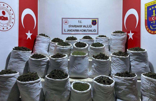 Diyarbakır'da 435 kilogram esrar ve 632 bin 120 kök uyuşturucu bitkisi ele geçirildi