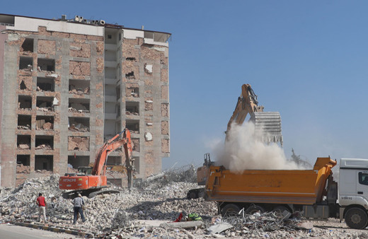 Hatay'da ağır hasarlı binaların kontrollü yıkımı sürüyor!