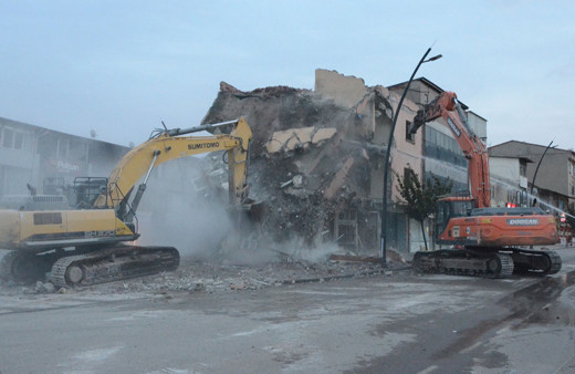 Kahramanmaraş'ta ağır hasarlı binaların yıkımı sürüyor