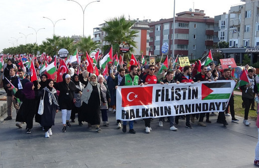 Kosovalı kadınlar Filistin'e destek için yürüdü