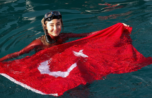 Milli sporcu Şahika Ercümen'den, Cumhuriyet'in 100. yılında özel dalış