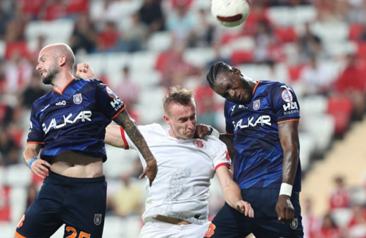 Başakşehir deplasmanda Antalyaspor'a boyun eğdi