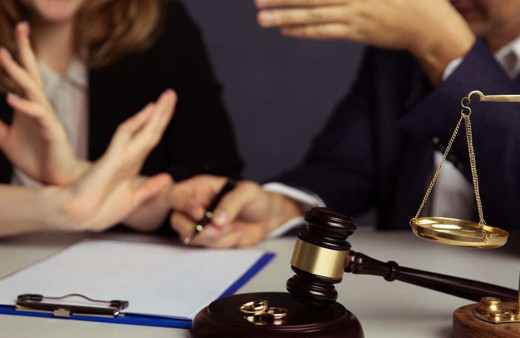 Karım benim için mahkemeden uzaklaştırma kararı çıkardı, sevgilisini eve aldı