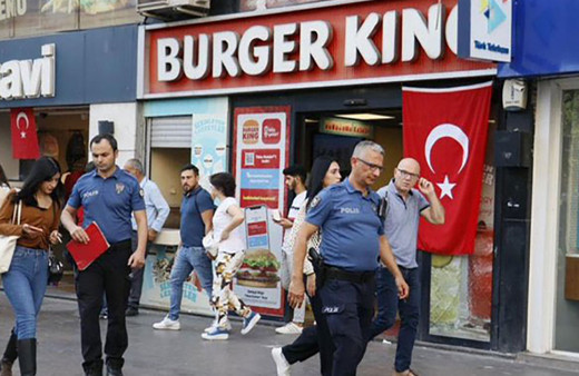 Burger King’de dehşet! “Yemeğinizde bebek kanı var” diyerek garsonu bıçakladı