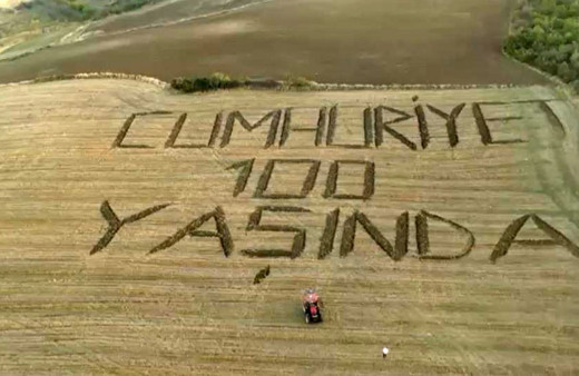 Genç çiftçi tarlasına ‘Cumhuriyet 100 Yaşında’ yazdı!