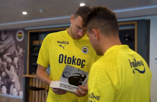 Fenerbahçe'li Cengiz Ünder, arkadaşlarına 'Nutuk' hediye etti!