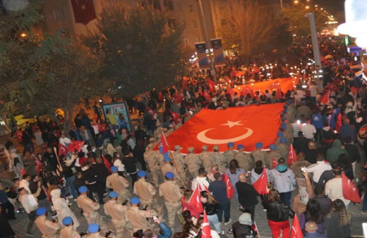 Cumhuriyet'in 100. yılı fener alayı yürüyüşleriyle kutlandı