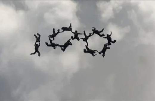 Bordo bereliler, gökyüzünde 100 rakamı oluşturdu