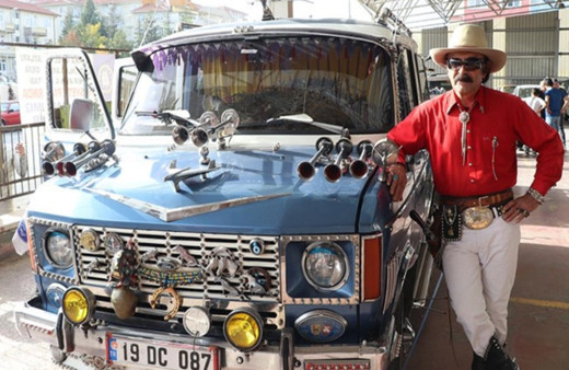 Kütahya'nın antika pazarı koleksiyonlarını sergiye açtı