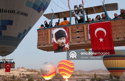 Cumhuriyet'in 100. yılında Kapadokya semaları Türk bayraklarıyla renklendi