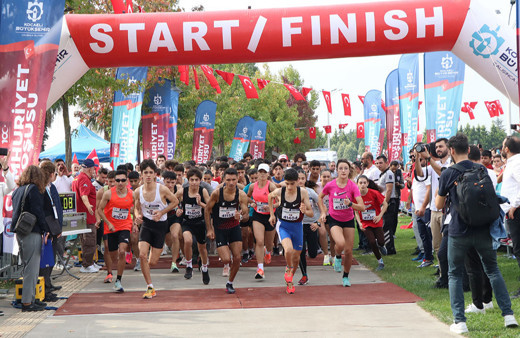 Kocaeli'de 10. Uluslararası Cumhuriyet Koşusu ve Çocuk Maratonu düzenlendi