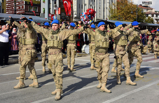  Cumhuriyet Bayramı'nda komandoların zeybek oyunu hayran bıraktı