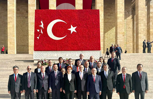 Meral Akşener, partililerle Anıtkabir'i ziyaret etti! Cumhuriyetimizin yılmaz bekçileri olacağız