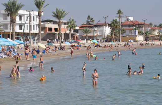 Güneşli havayı fırsat bilenler kendini denize attı!