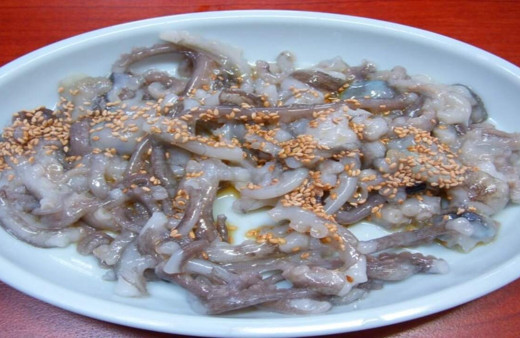 Canlı ahtapot yerken boğularak hayatını kaybetti