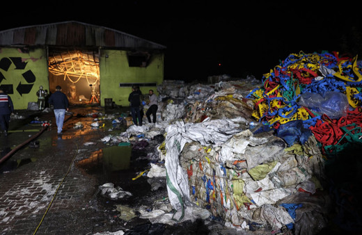 İstanbul'da geri dönüşüm tesisinde yangın!