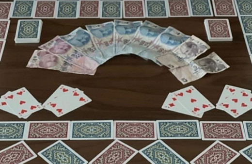 Evde kumar oynarken yakalandılar! 5 kişiye para cezası kesildi!