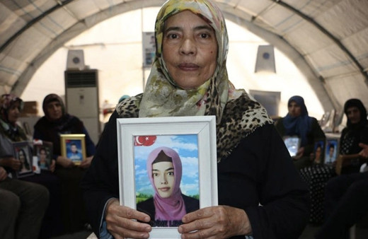 Evlat nöbetindeki acılı anne: Senin elinde kalem vardı, silah verdiler