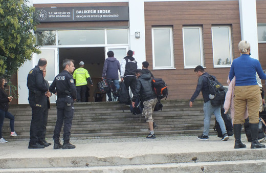 Balıkesir Erdek açıklarında 120 düzensiz göçmen yakalandı